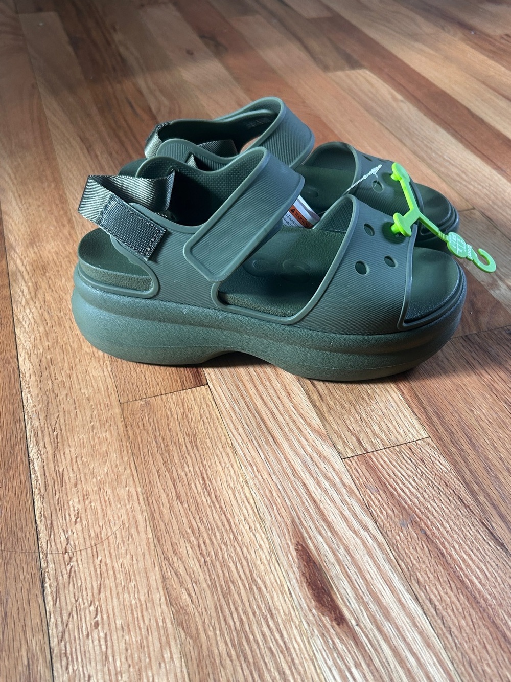 CROCS Soho Y Strap Platform Sandal Women’s size 7 211755-309